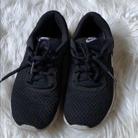 Nike black mesh kid running shoe - Picture 3 of 10